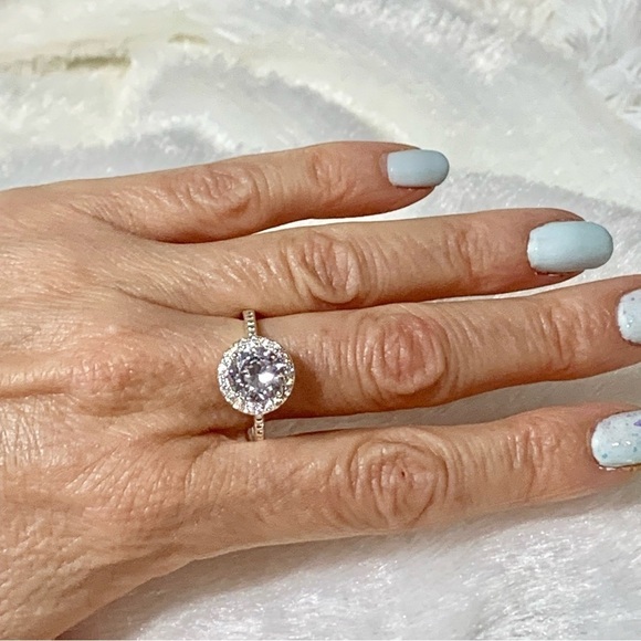 Silver toned crystal halo ring sized 9 NWT - Picture 5 of 10